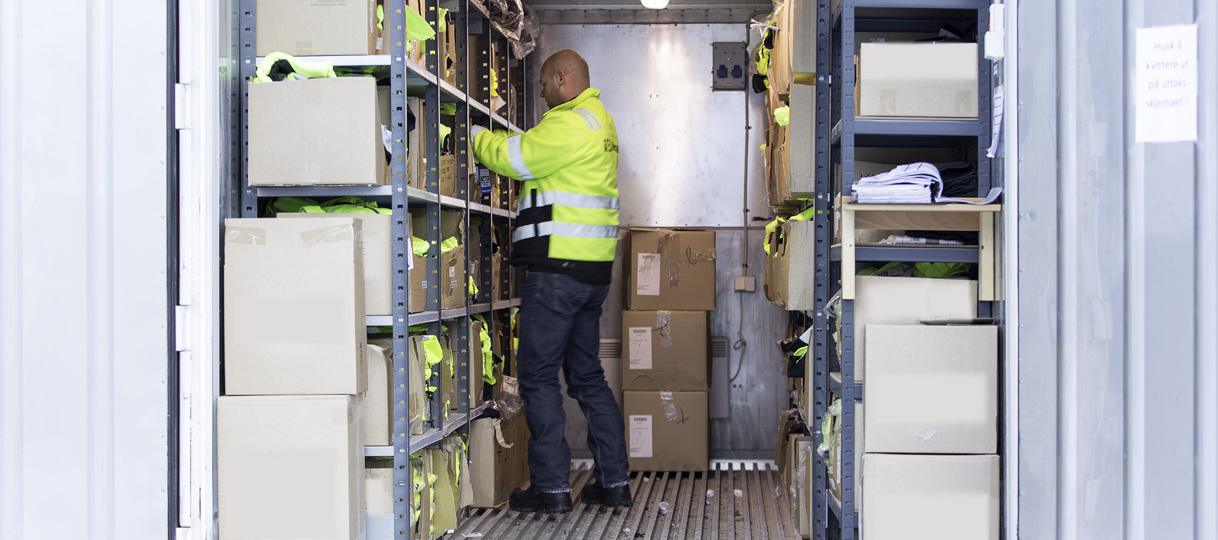 Wenaas containerløsning effektiv logistikkløsning for levering av arbeidsklær