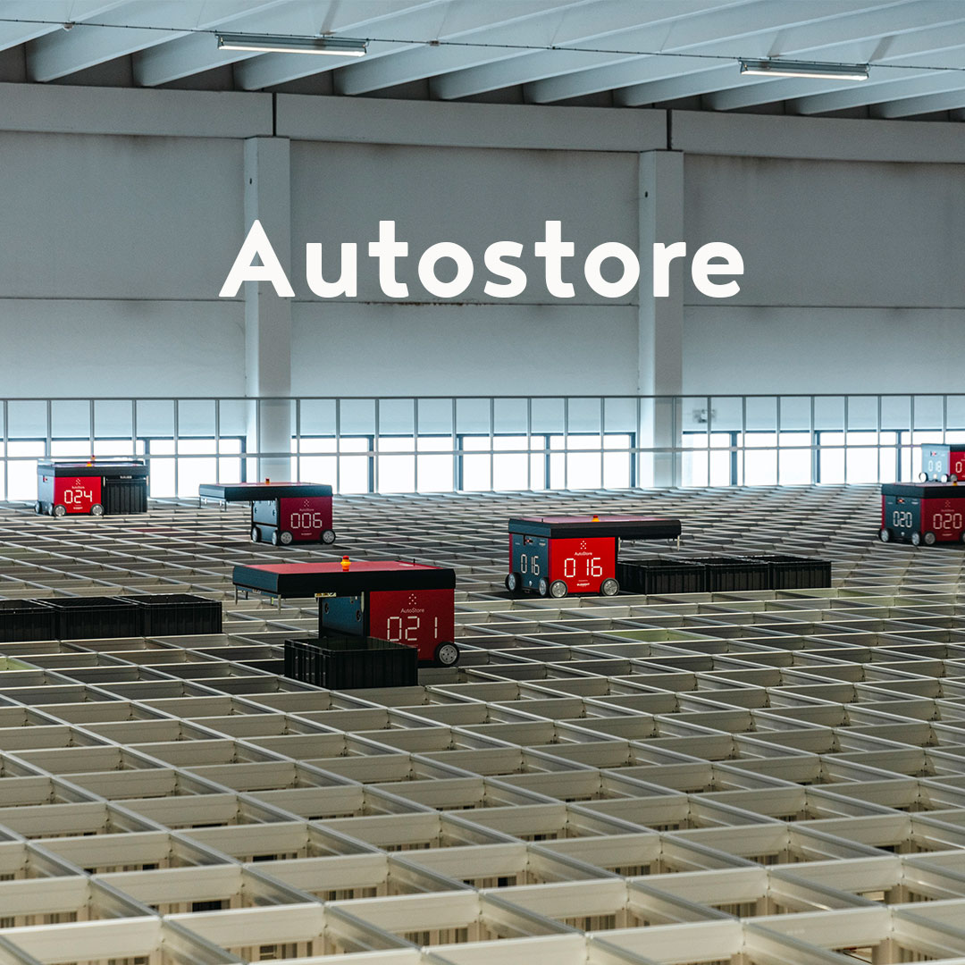 
• 60.000 lagringskasser.
• Til daglig 7 plukkstasjoner, mulighet for 12.
• Til daglig 3 innlagringsporter, mulighet for 5. 
• 26 roboter