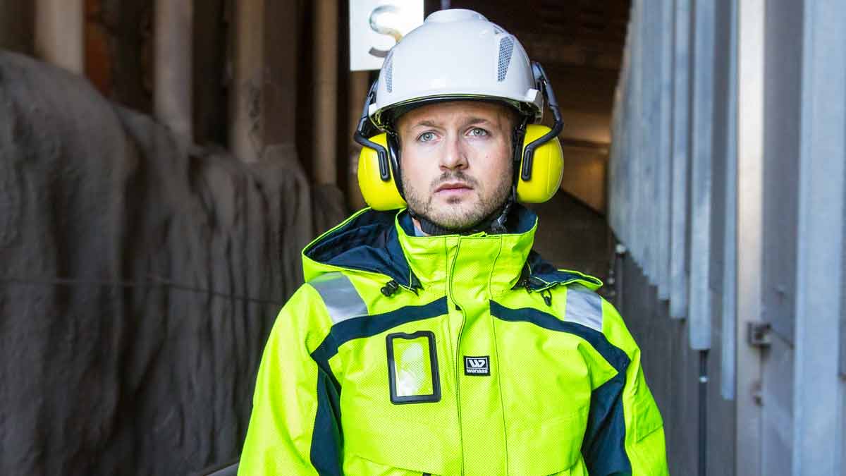 Mann med hjelm og Pyrad jakke