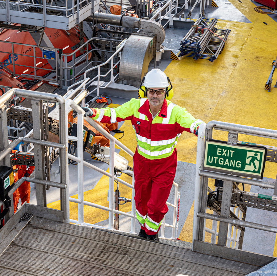 Mann i arbeid i Multisafe kjeledress