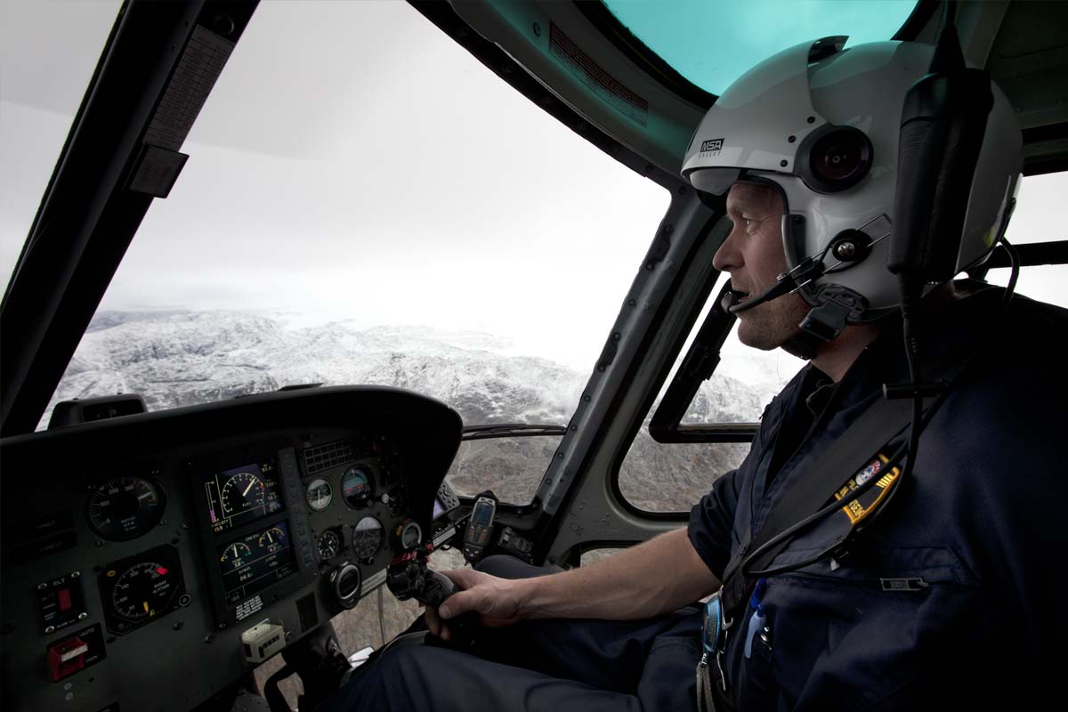 Helikopterpilot i piltodress fra Wenaas